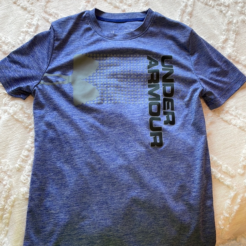 Under Armour Boys Dark Blue Size Medium Loose T-shirt